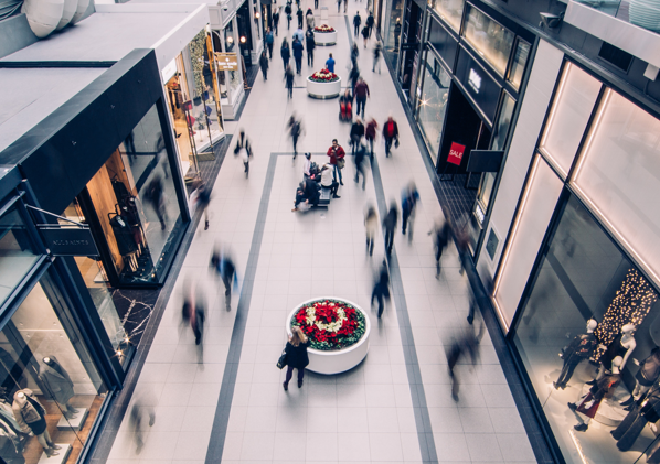 La gente che cammina attraverso un corridoio del centro commerciale