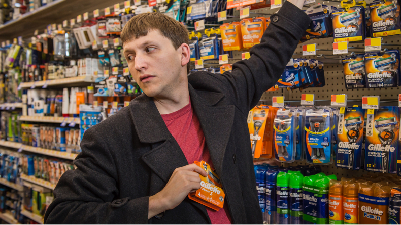 万引き店で小売店でかみそりの刃を盗む